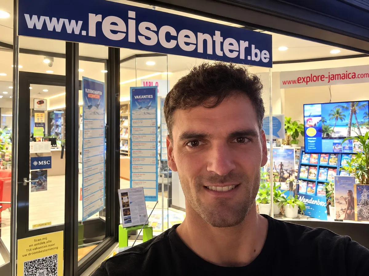 Bart van ASK Engineering voor de etalage van Liesbet's Reiscenter in Herenthout.