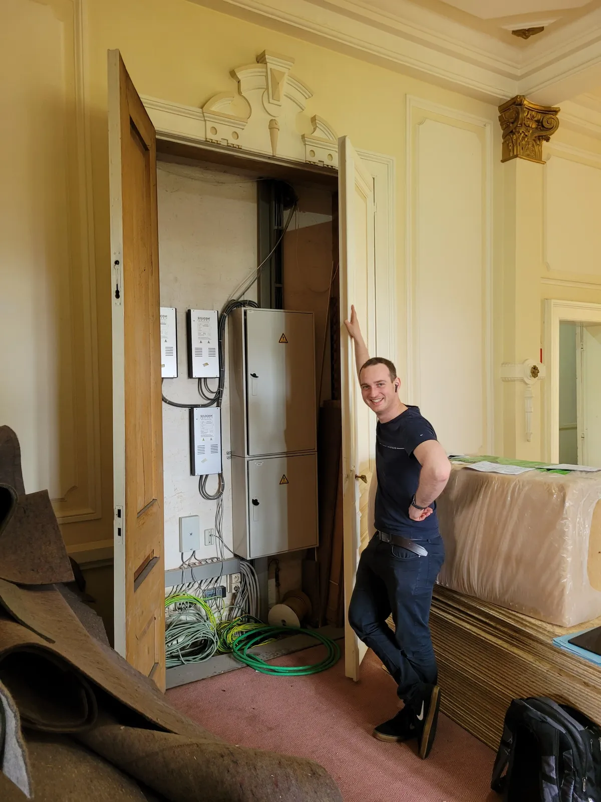 De technische kast met de verdeelborden, achter een dubbele deur in een van de zalen van het kasteel.