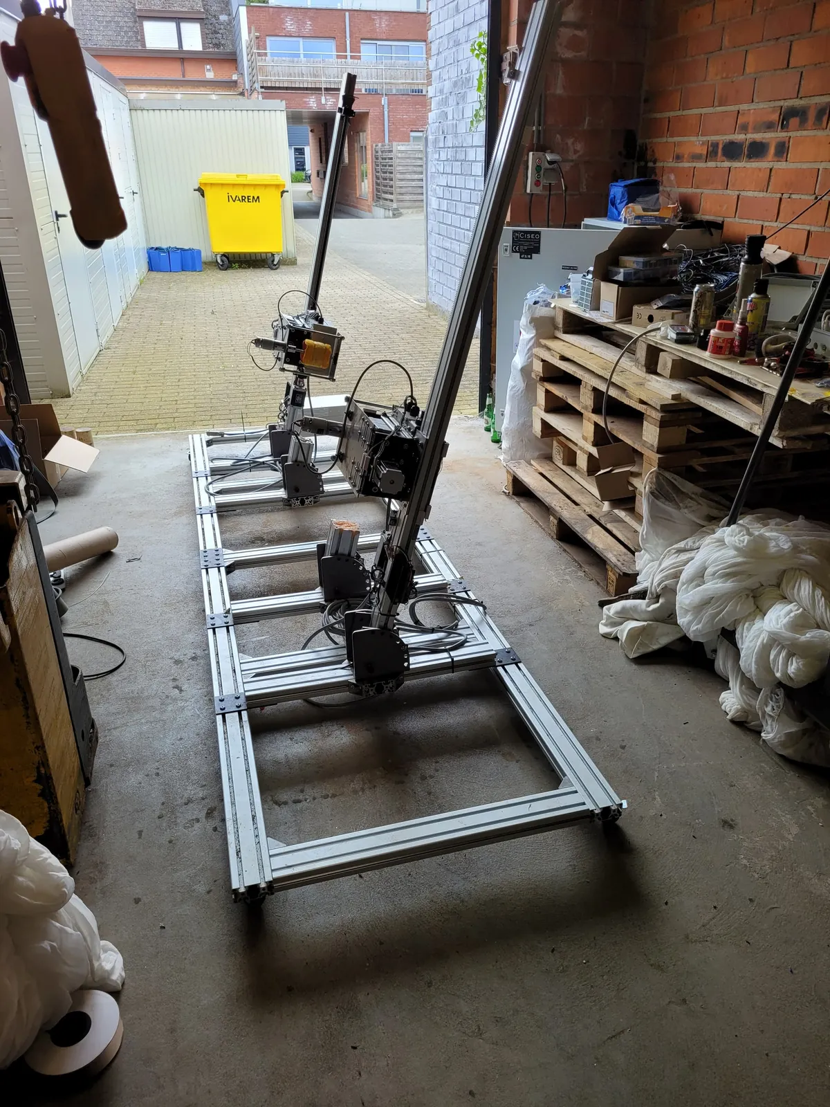 De machine in de werkplaats, met de twee stapelkoppen en de katoenen wielen.