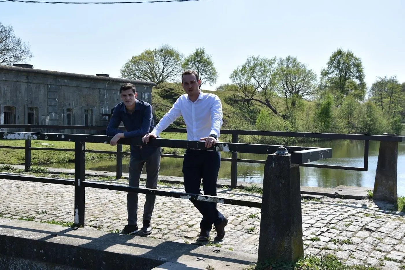 Bart De Vos en Ward De Lens aan de leuning van de fortgracht in Kessel